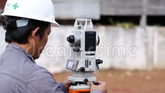 工程人员在施工中使用测斜仪或经纬仪测量线柱视频的预览图