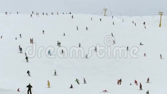 人们在山上滑雪和滑雪板视频的预览图