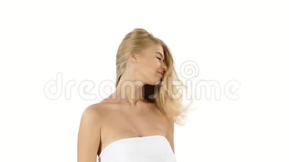 一头金发的女人慢动作浴室视频的预览图