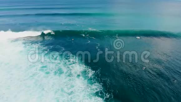 巴厘岛冲浪者享受海浪的空中景色视频的预览图