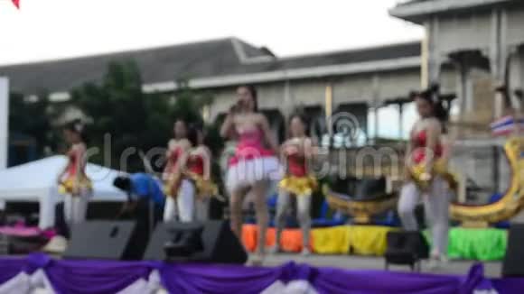 泰国人用当地的泰式舞蹈演唱民歌和乡村音乐视频的预览图