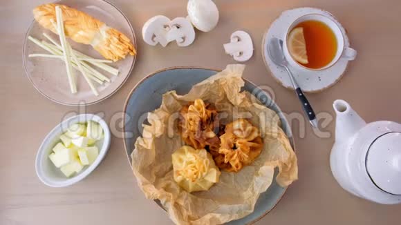朱莉安用面团在面包纸上的盘子里烤上面有茶和黄油视频的预览图