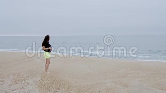 夏天的阳光和海滩上的乐趣女孩们放松在海边玩得很开心视频的预览图