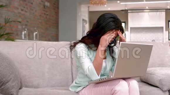 坐在笔记本电脑前的有压力的女人视频的预览图