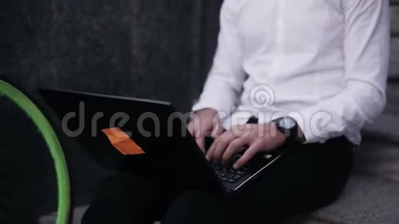 有机会在任何地方工作坐在现代城市里坐在电脑前微笑的帅哥视频的预览图