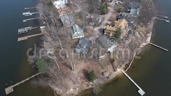 湖滨房屋的鸟瞰图视频的预览图