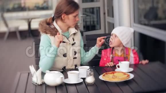母女俩在外面的咖啡馆里吃喝视频的预览图