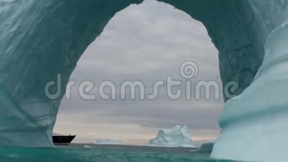 加拉帕戈斯群岛的冰山拱像达尔文拱视频的预览图