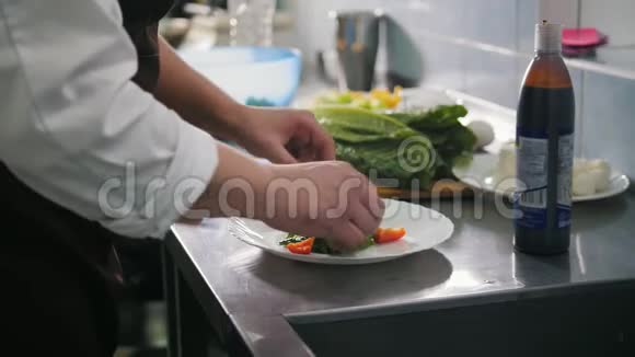 男性主厨准备商业厨房沙拉视频的预览图
