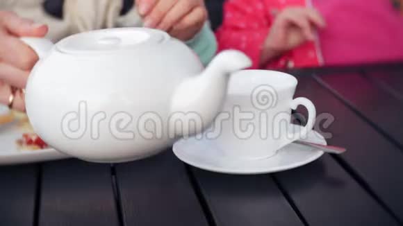 母女俩在外面的咖啡馆里吃喝视频的预览图