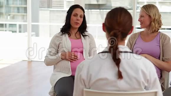 孕妇在产前课堂上交谈视频的预览图