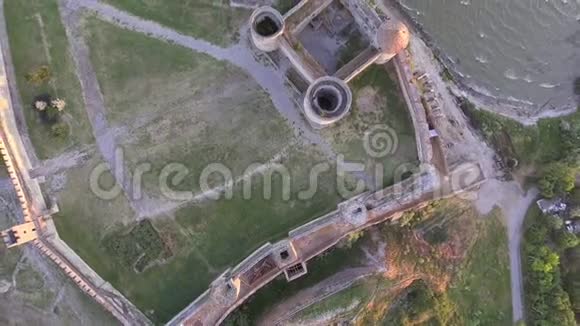 日出时鸟瞰贝尔哥罗德涅斯特的老堡垒乌克兰视频的预览图
