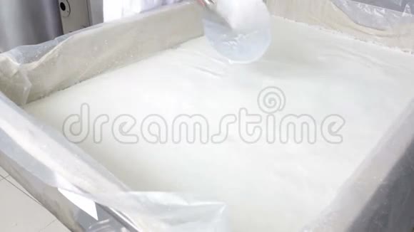 奶酪工人手奶油乳制品混合视频的预览图