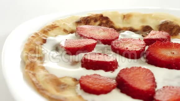 草莓煎饼加酸奶视频的预览图