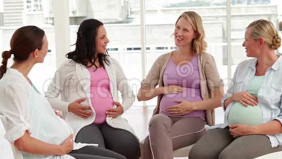 孕妇在产前课堂上交谈视频的预览图