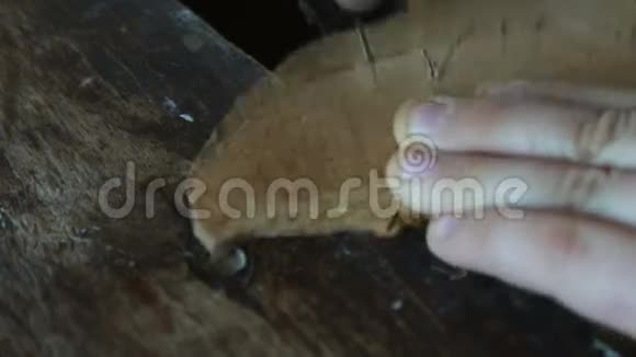 小手锯锯木饰面视频的预览图