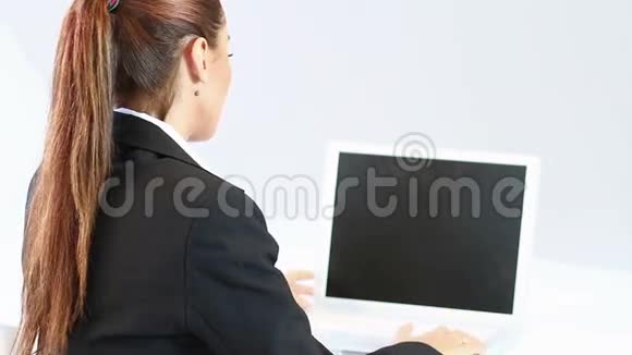 商务女性坐着视频的预览图