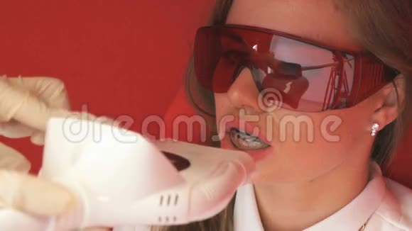 年轻女性客户牙齿美白程序视频的预览图