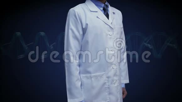 医生张开手掌缩放男性身体和扫描人体肌肉蓝色X光视频的预览图