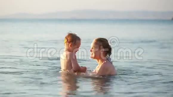 妈妈和她的小儿子在海里玩耍视频的预览图
