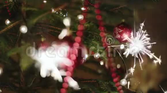 圣诞树和燃烧的火花视频的预览图