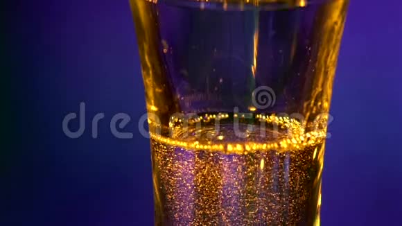 酒吧老板把浑浊的酒精液体倒入玻璃杯中视频的预览图