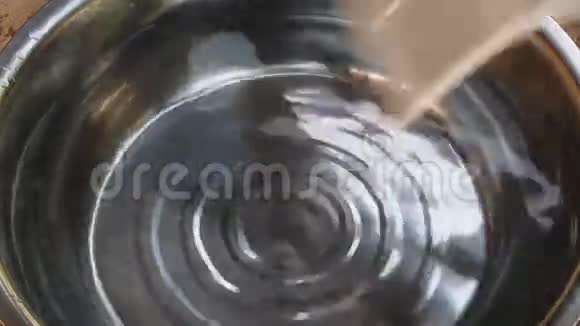 空调过滤器用水清洗视频的预览图