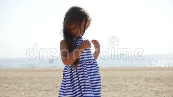小女孩在海滩上视频的预览图