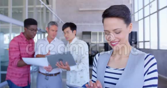 快乐美丽的高加索女性高管使用数码平板电脑在现代办公室4k视频的预览图