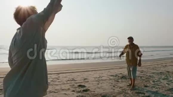 活跃的老夫妇在海滩上打太极球视频的预览图