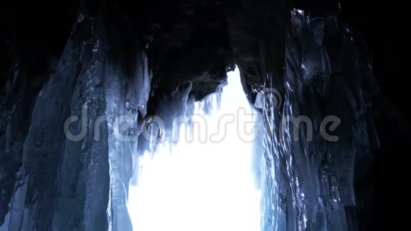 贝加尔冰湖岩石山冰洞视频的预览图