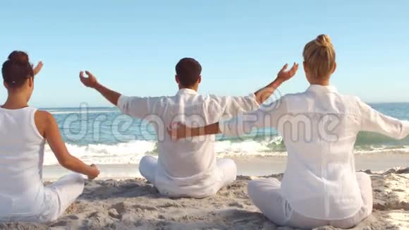 人们在海滩上练习瑜伽视频的预览图