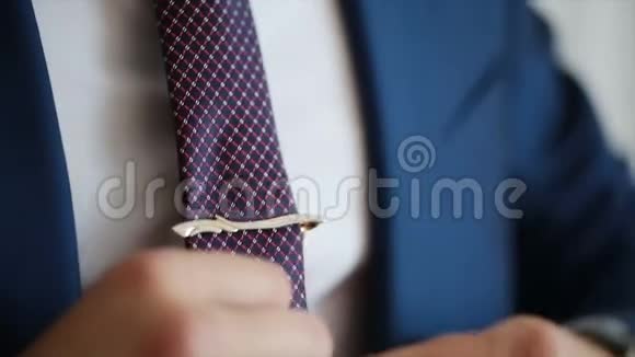 男人穿上领带手表鞋子夹克视频的预览图