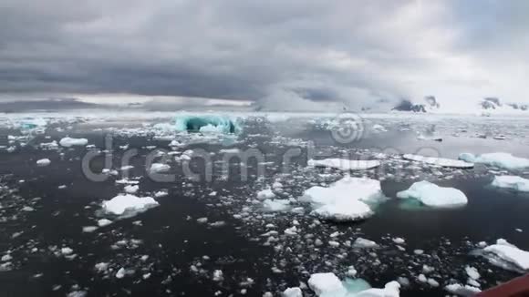 冰和小冰山漂浮在海洋表面视频的预览图