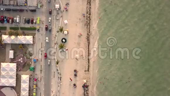 空中视频与无人机在海滩与人度假视频的预览图
