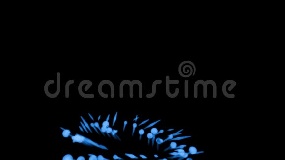 许多流动的荧光蓝墨水或烟雾隔离在黑色的缓慢运动蓝色的水粉倒在水里用途视频的预览图