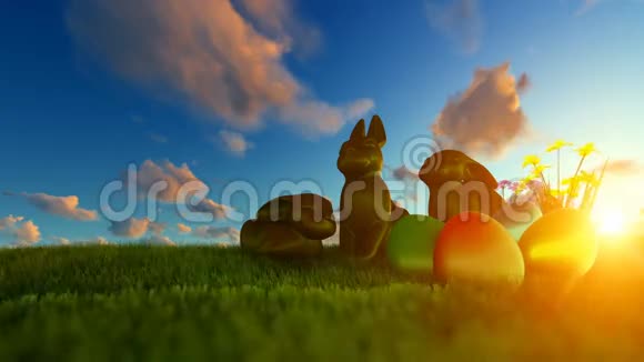 在美丽的日出前绿色草地上的复活节彩蛋和巧克力小兔子视频的预览图