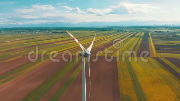 风力涡轮机农场和农田的鸟瞰图奥地利视频的预览图