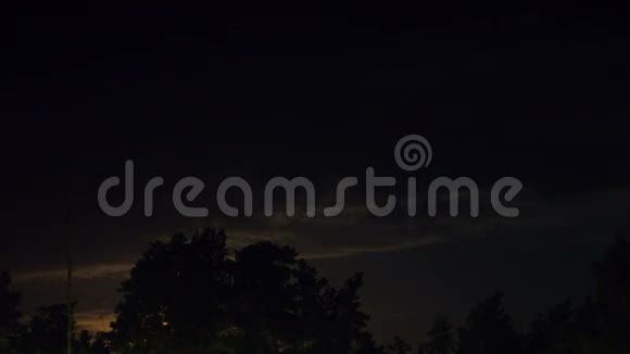 夜月升起在地平线上的树木和云时间流逝视频的预览图