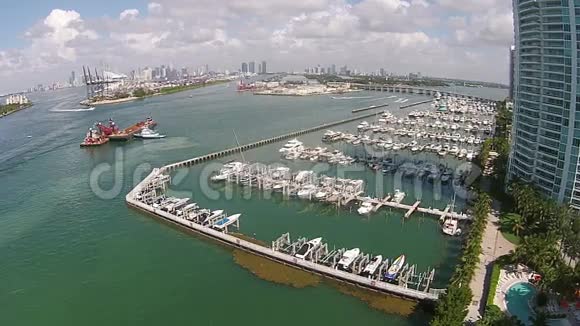 鸟瞰迈阿密海滩码头视频的预览图