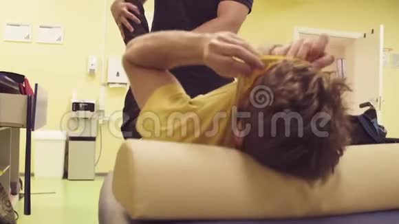 康复中心帮助运动员的医生视频的预览图