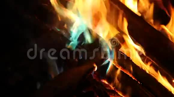 橙色和蓝色的火焰视频的预览图