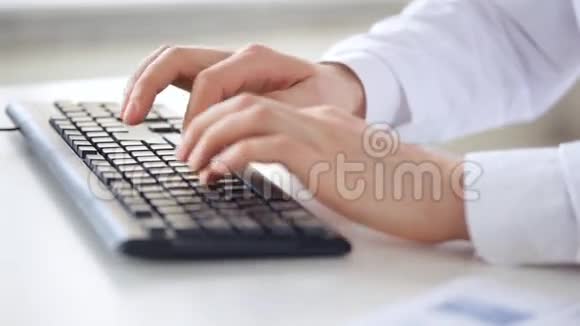 男医生手按键盘打字视频的预览图