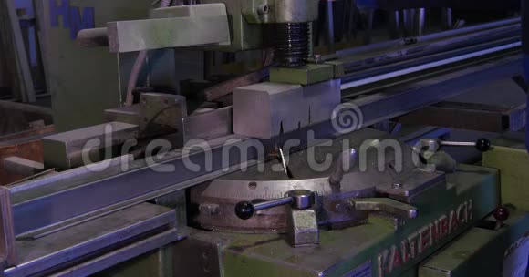 切割铝用圆锯锯掉金属圆锯切割金属型材或金属条压在媒体上视频的预览图