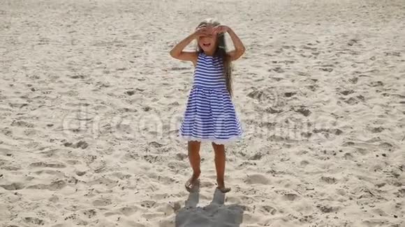 小女孩在海滩上视频的预览图