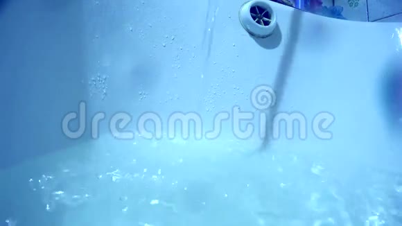蓝色水流涌入浴池视频的预览图