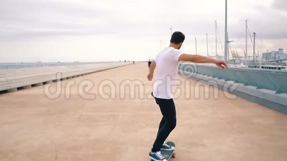 滑板运动员在现代城市露台上骑滑板视频的预览图