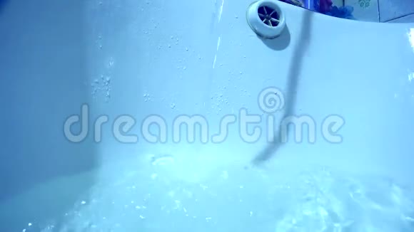 蓝色的水流涌入浴池视频的预览图