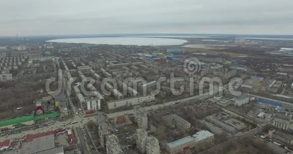 城市航空测量从天空俯瞰俄罗斯城市房屋街道和公园的空中城市景观灰色的天空视频的预览图