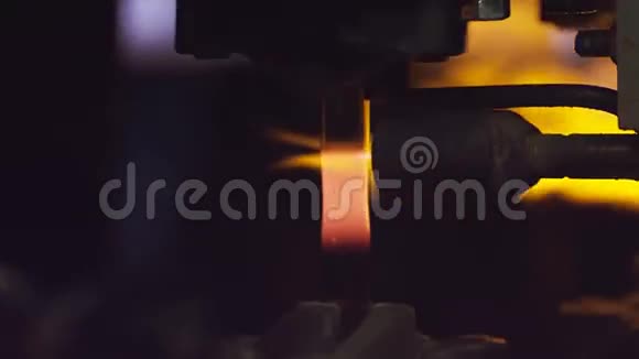 在玻璃吹制厂的炉子里烧玻璃视频的预览图